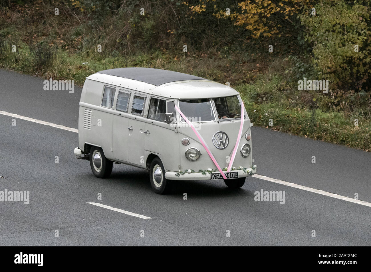 1967 60s Cream VW Split screen veteran Volkswagen; UK Vehicular traffico, vecchi timers trasporto, vecchi veicoli, berline classico, Sulla M61. Foto Stock 1967 60s Cream VW Split screen veteran Volkswagen; UK Vehicular traffico, vecchi timers trasporto, vecchi veicoli, berline classico, Sulla M61. Foto Stock
