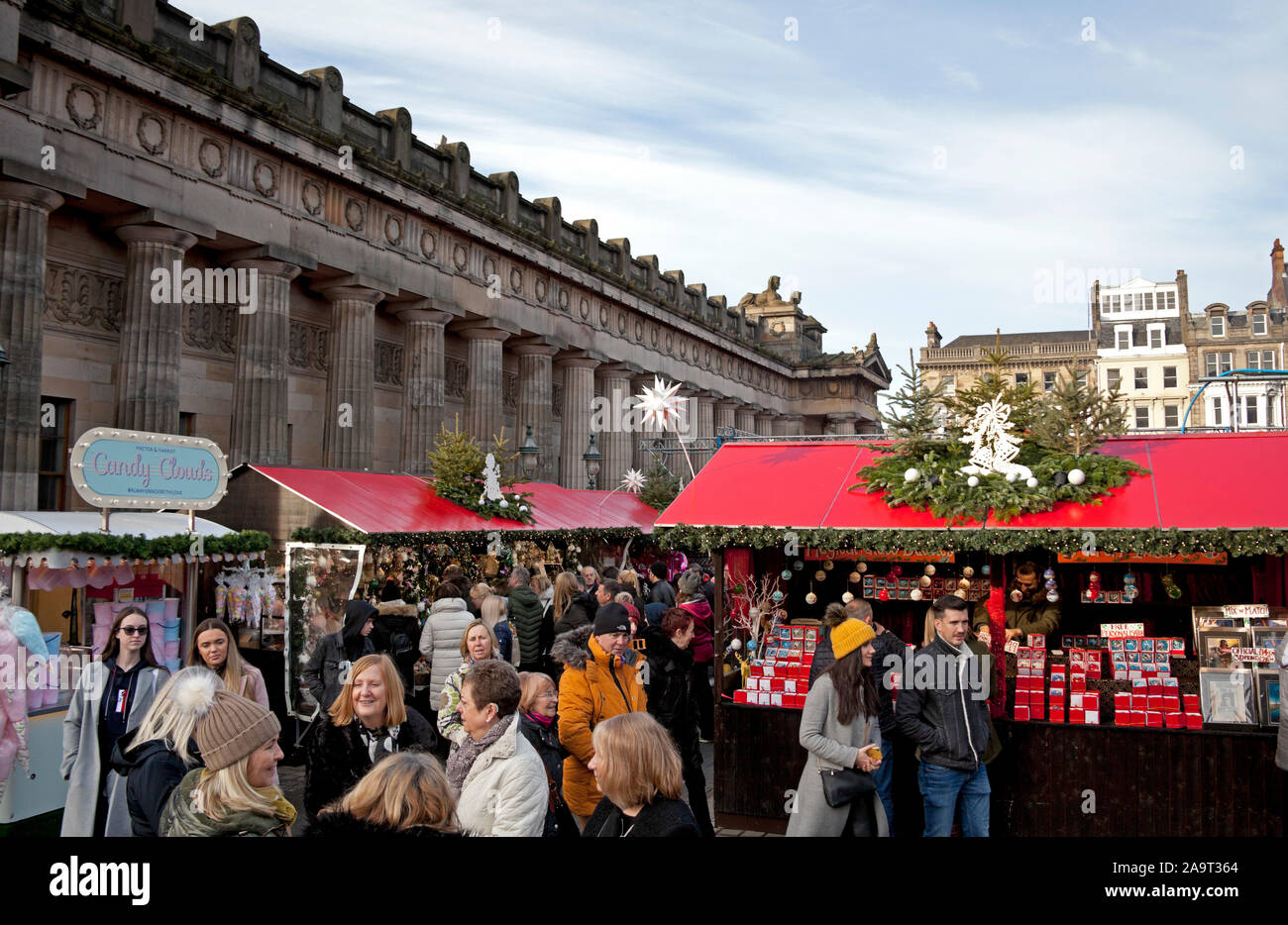 Edimburgo, Scozia, Regno Unito. 17 novembre 2019. Un occupato prima giornata intera a Princes Street Gardens Mercatino di Natale quando il sole splendeva tutto il giorno, incoraggiando la folla. Foto Stock