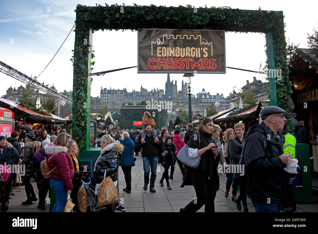 Edimburgo, Scozia, Regno Unito. 17 novembre 2019. Un occupato prima giornata intera a Princes Street Gardens Mercatino di Natale quando il sole splendeva tutto il giorno, incoraggiando la folla. Foto Stock