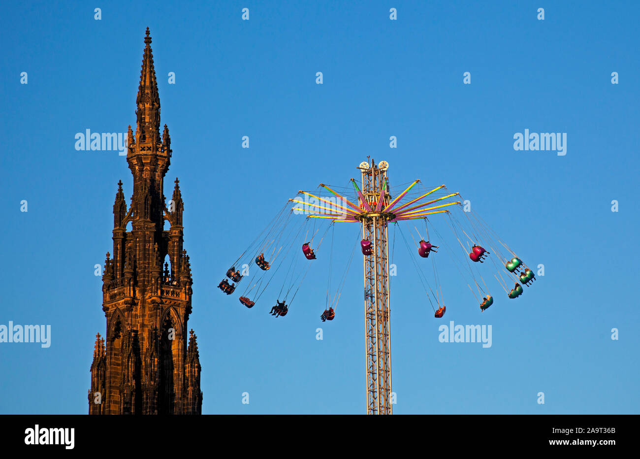 Edimburgo, Scozia, Regno Unito. 17 novembre 2019. Un occupato prima giornata intera a Princes Street Gardens Mercatino di Natale e la star flyer presso il parco di divertimenti quando il sole splendeva tutto il giorno. Foto Stock