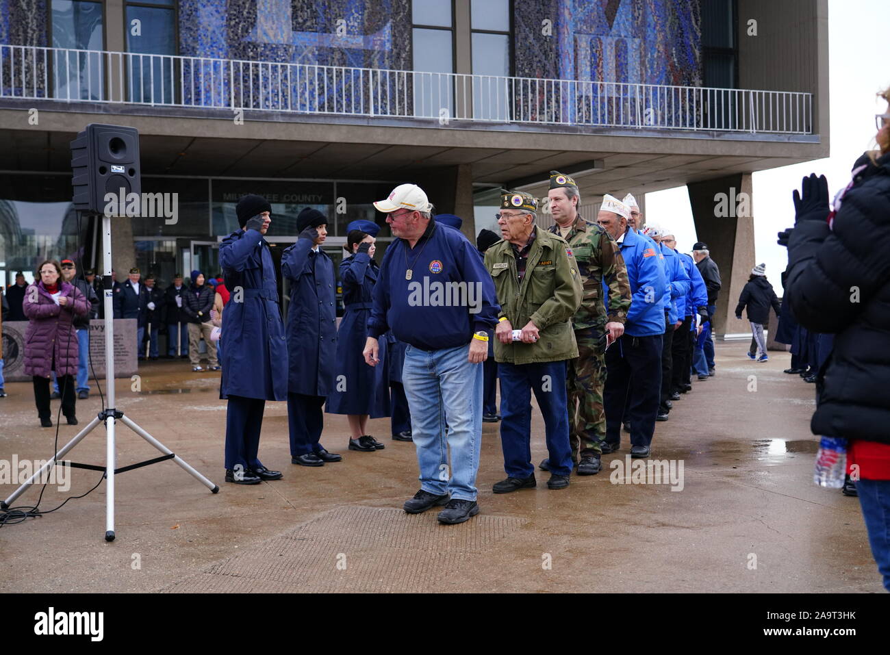 Molti veterani tutto Wisconsin venuto fuori ai veterani parata del giorno - onorare la nostra cerimonia militare servizio a Milwaukee County War Memorial. Foto Stock