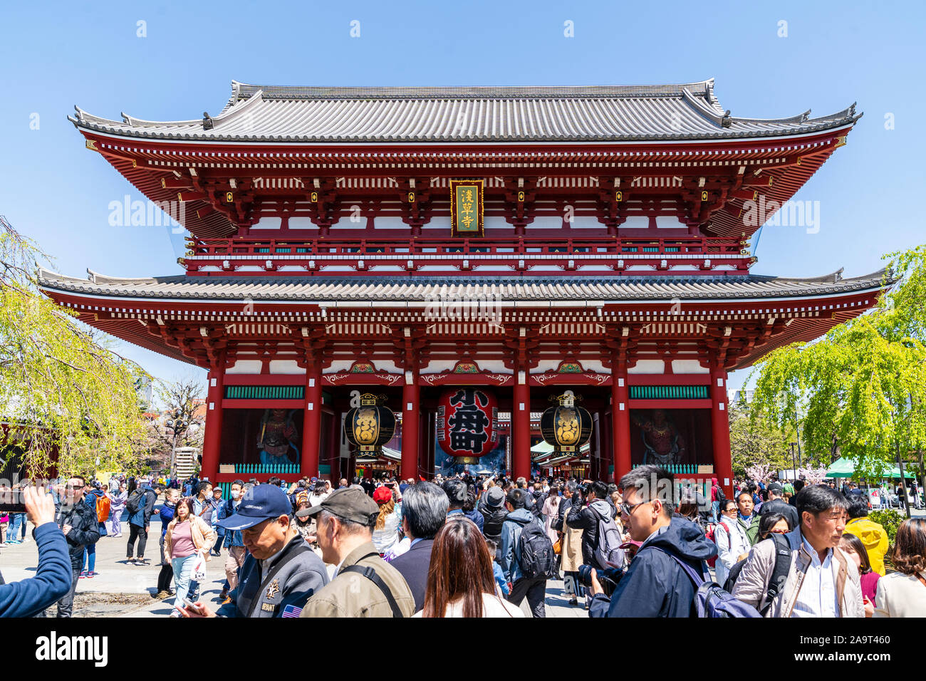 Tokyo, il famoso santuario di Asakusa e il tempio di Sensoji. La massiccia Hozomon, seconda porta nel tempio approccio. Primo piano affollato di turisti. Foto Stock