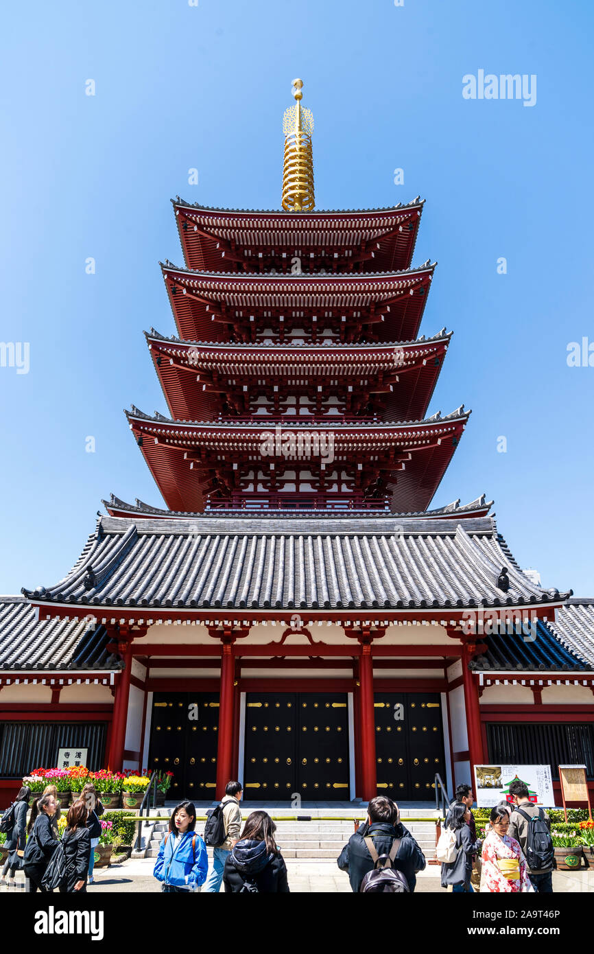 Tokyo, il famoso santuario di Asakusa e il tempio di Sensoji. I cinque piani pagoda, il secondo più grande in Giappone. Scena diurna con cielo blu chiaro. Foto Stock