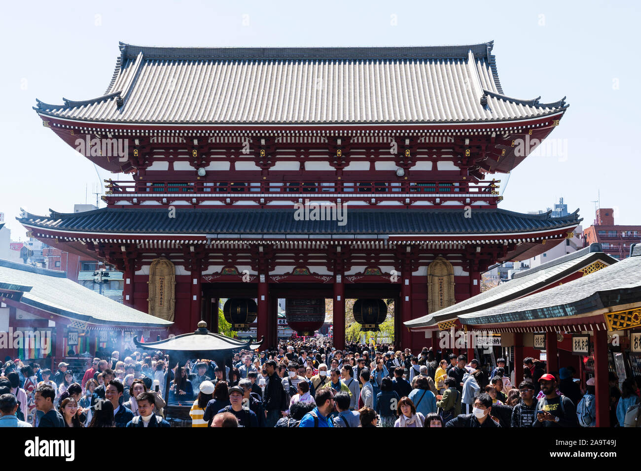 Tokyo, il santuario di Asakusa e il tempio di Sensoji. Il cortile di fronte alla sala principale affollata di gente e la massiccia Hozomon, secondo cancello. Foto Stock