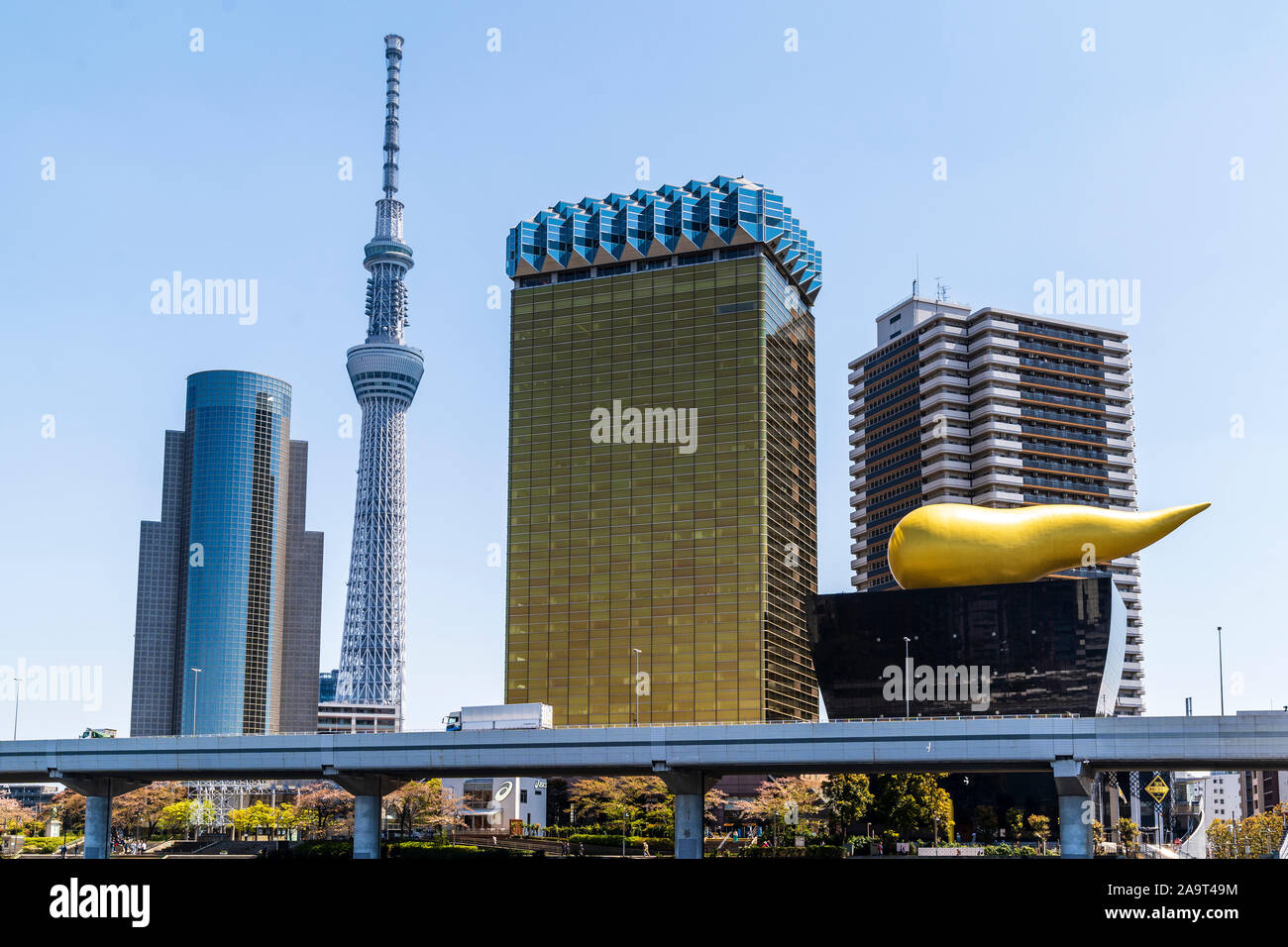 La Tokyo Skytree visto da Asakusa con la birra Asahi headquarters, AKA Asahi Beer hall con la fabbrica di birra nera e golden fiamma in primo piano. Foto Stock