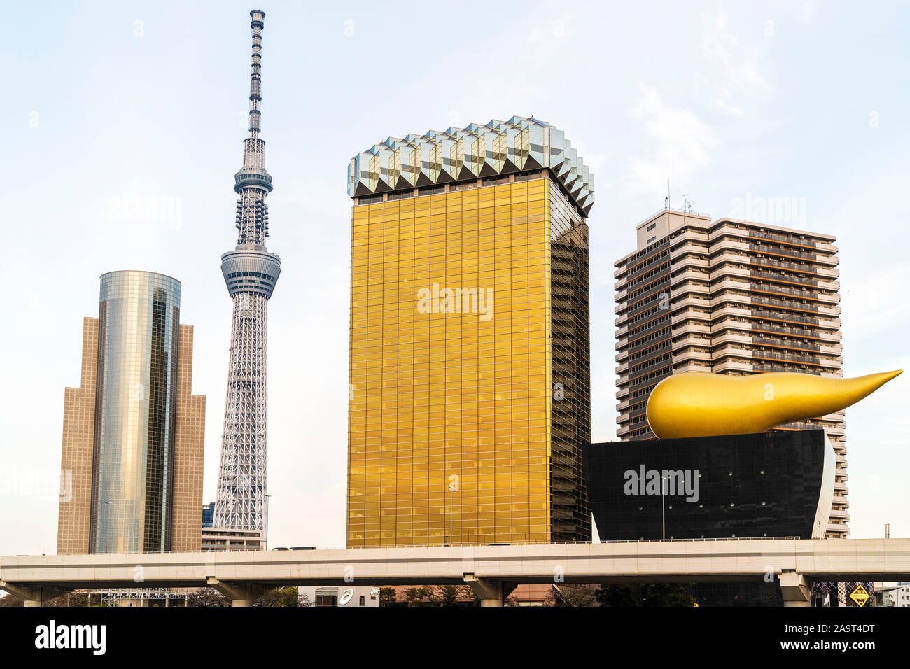 La Tokyo Skytree visto da Asakusa con la birra Asahi headquarters, AKA Asahi Beer hall con la fabbrica di birra nera e golden fiamma in primo piano. Foto Stock