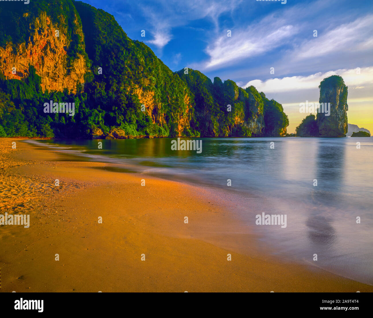 Spiaggia deserta vicino a Krabi, Hat Nopparat Thara, e Mu Ko Phi Phi il Parco Marino Nazionale, Thailandia Mare delle Andamane, Oceano Indiano Foto Stock