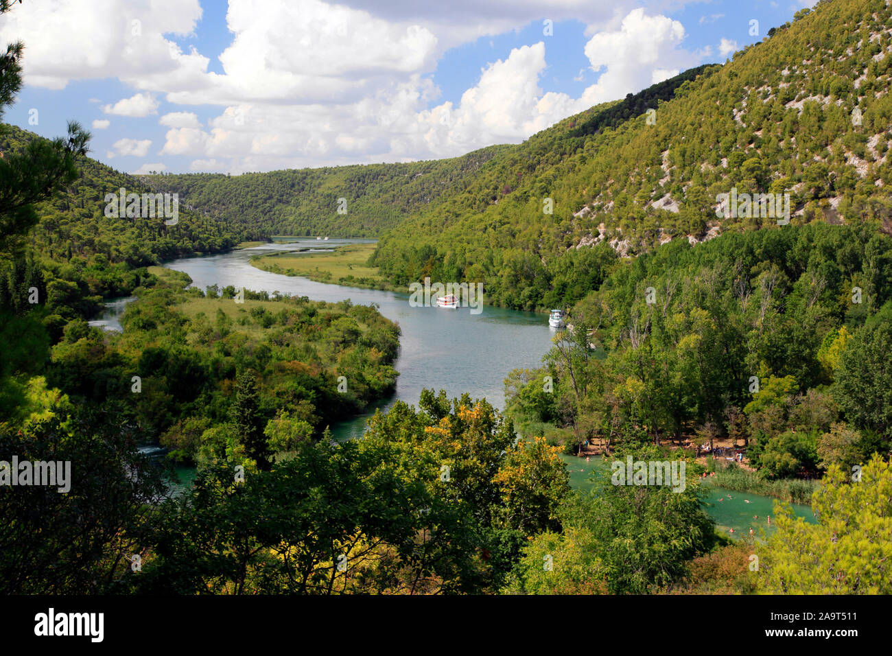 Krka Nationalpark vor Skradinski buk, Blick auf den Fluß Krka mit Ausflugsbooten, Kroatien Foto Stock