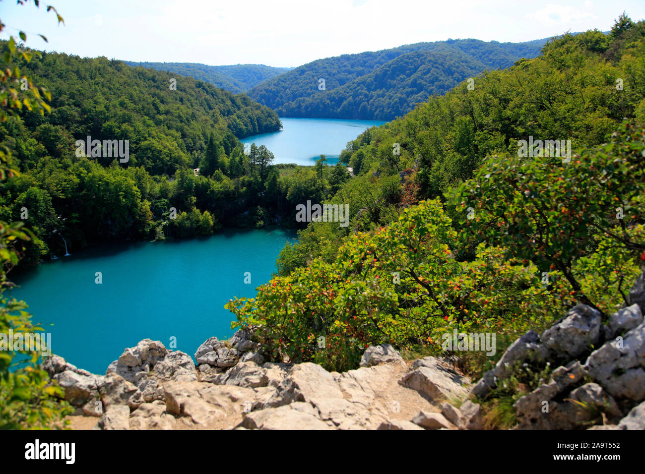 Blick auf die visto Milanovac und Jezero Kozjak im Nationalpark Plitvicer visto / Nacionalni park Plitvička jezera oder Plitvice, Kroatien Foto Stock