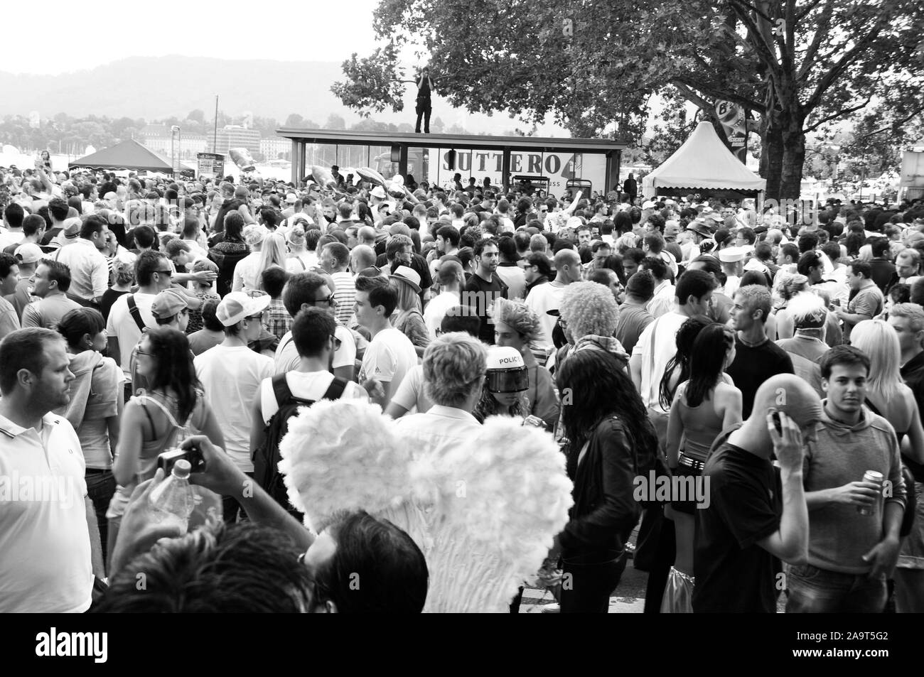 Ci sono fino a cinque Ravers per quadrato- metro al Quai-ponte e Techno Parade di Zurigo. Foto Stock
