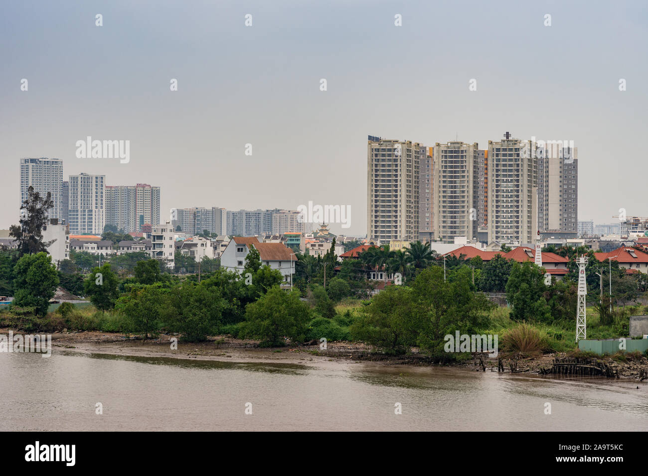 Ho Chi Minh City Vietnam - Marzo 12, 2019: canzone Sai Gon river. Lo sviluppo di un migliore alloggiamento e alta edifici di appartamenti con fogliame verde betw Foto Stock