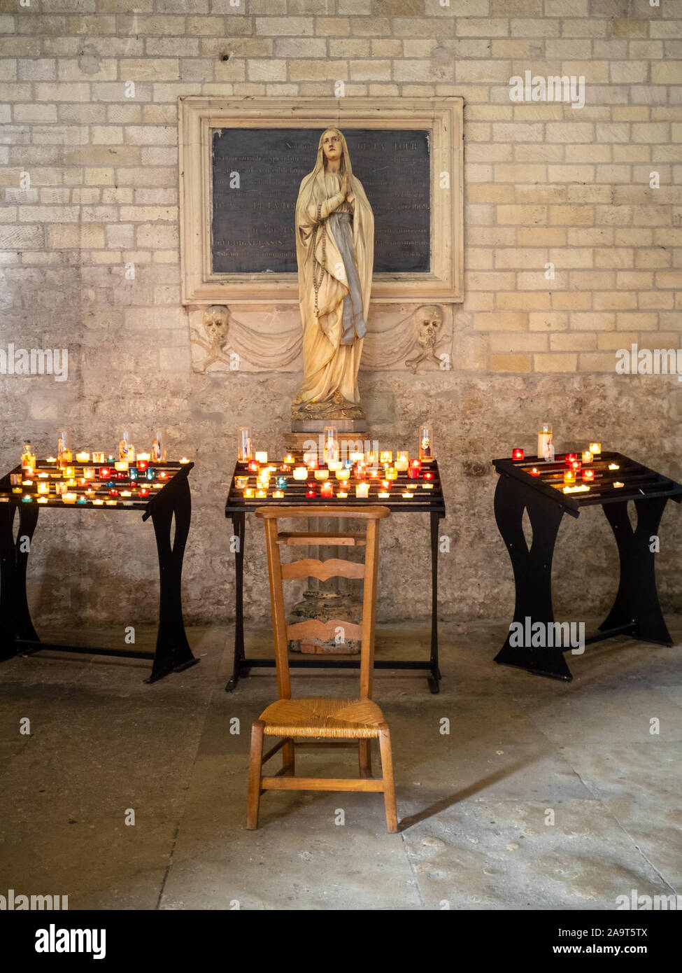 Luce delle candele dalla Vergine immagine a Saint-Trophime primaziale chiesa cattolica Foto Stock