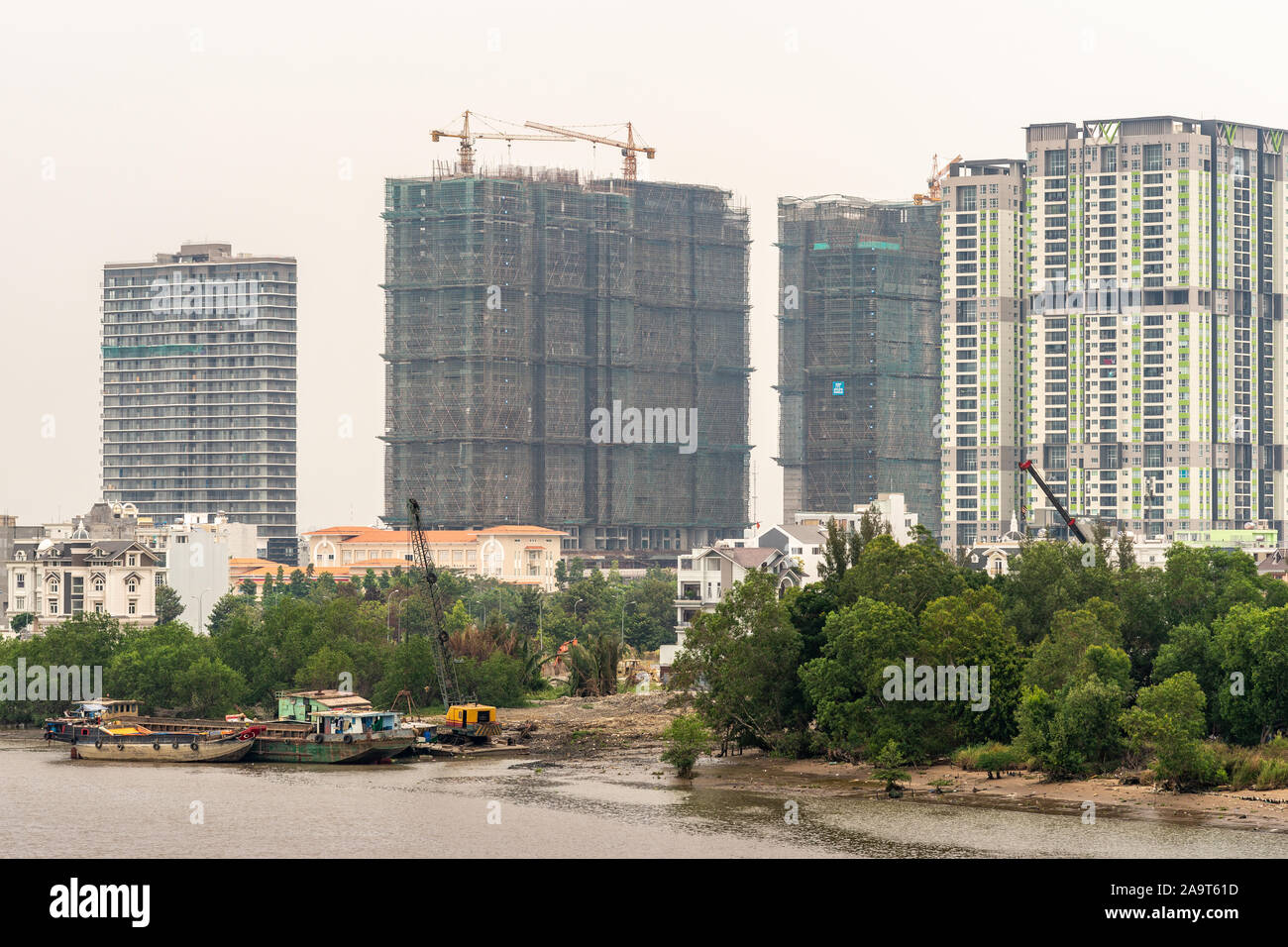 Ho Chi Minh City Vietnam - Marzo 12, 2019: canzone Sai Gon river. Sviluppo e costruzione di alti edifici di appartamenti dietro il carter inferiore e verde Foto Stock