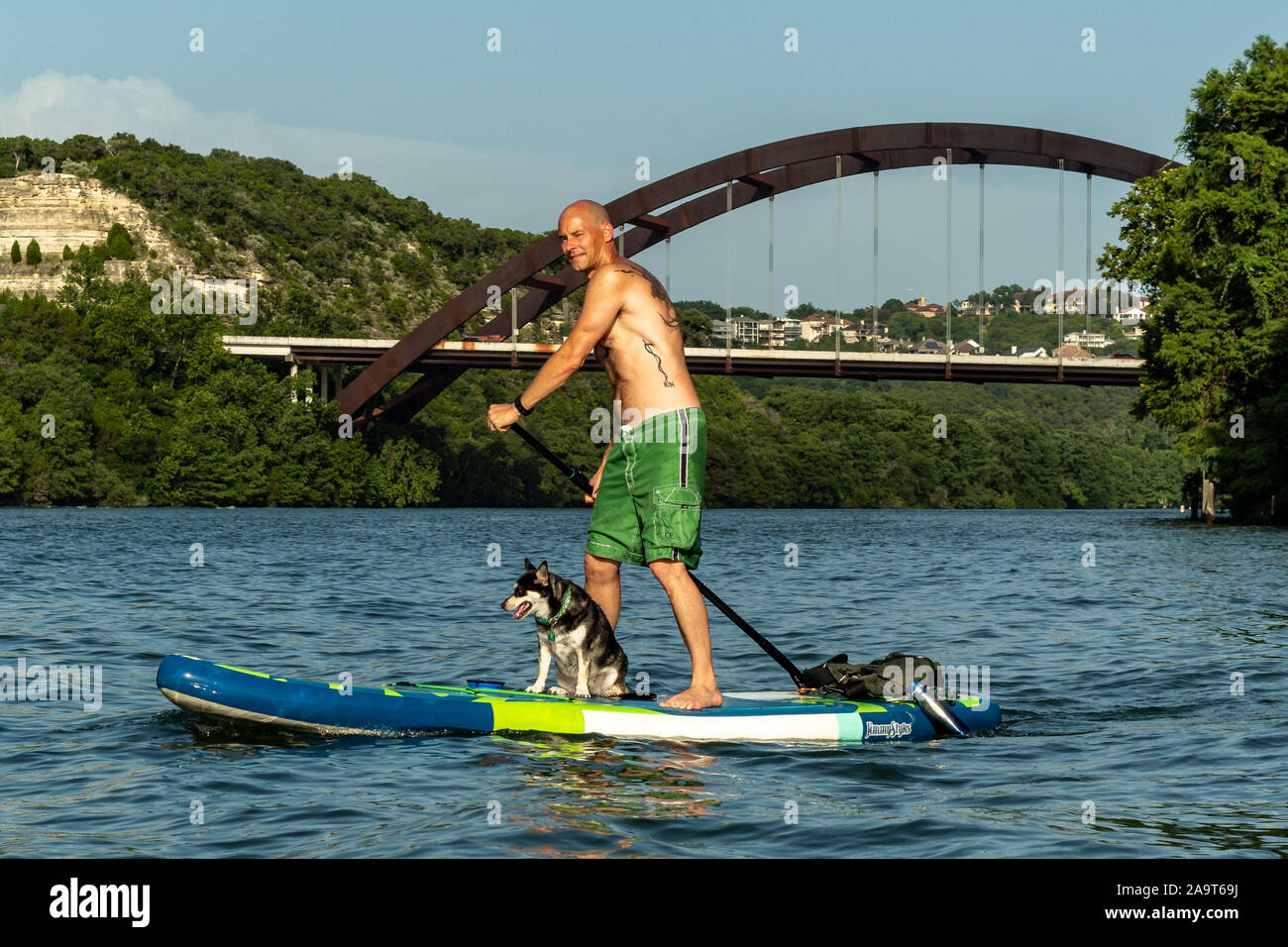 Austin, Texas, Stati Uniti d'America. 28 Giugno, 2019. Stand Up Paddleboarding sul Lago Austin. Un uomo prende un stand up paddleboard sul lago Austin e viaggia da Pennybac Foto Stock