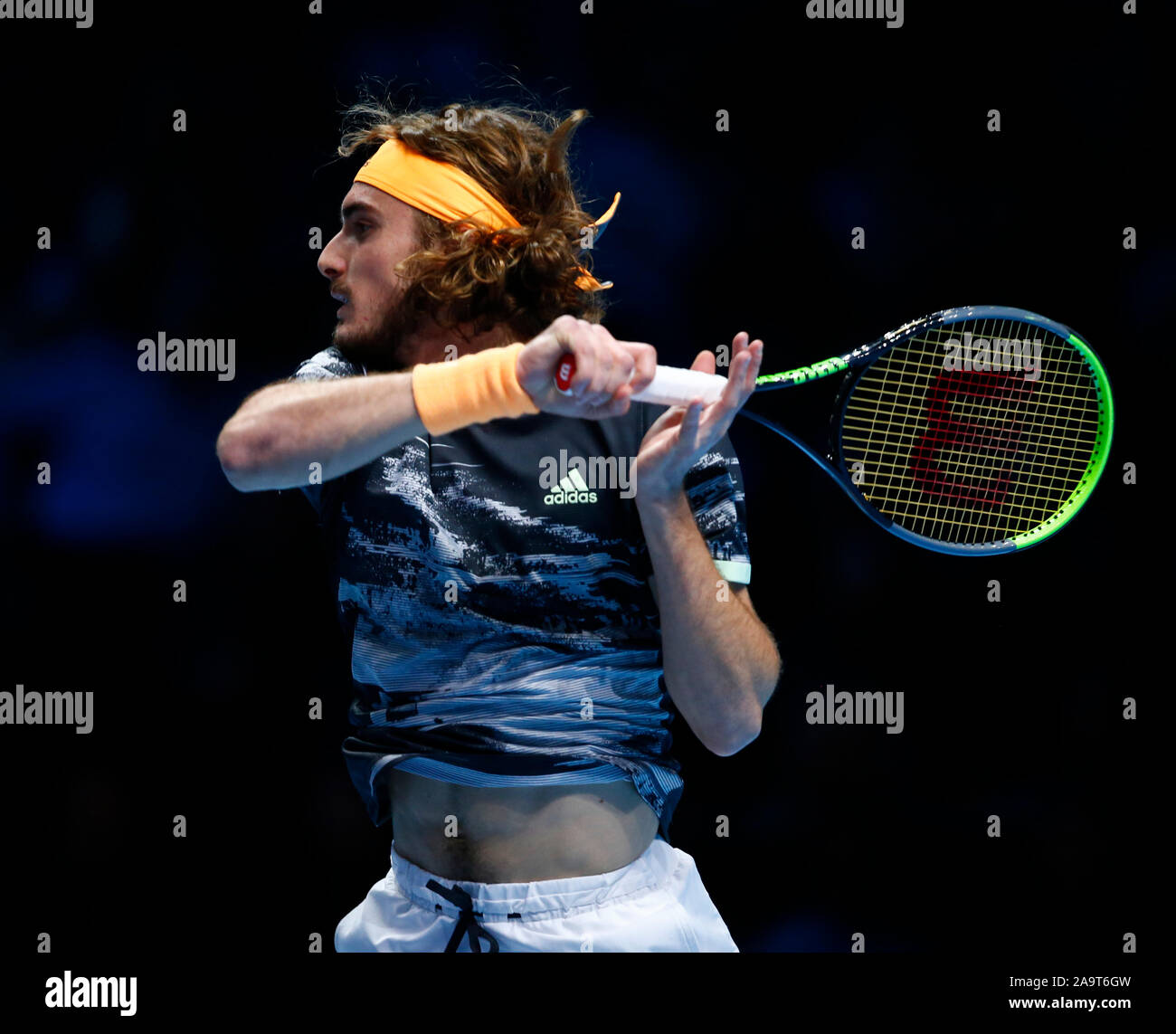 Londra, Regno Unito. Novembre 17 Stefanos Tsitsipas (GRE) durante in azione durante il campionato Singles match finale Dominic Thiem (AUT) contro Stefanos Tsitsipas (GRE) Internazionali di Tennis - Nitto ATP World Tour Finals Giorno 8 - Martedì 17 Novembre 2019 - O2 Arena - Londra Credit: Azione Foto Sport/Alamy Live News Foto Stock