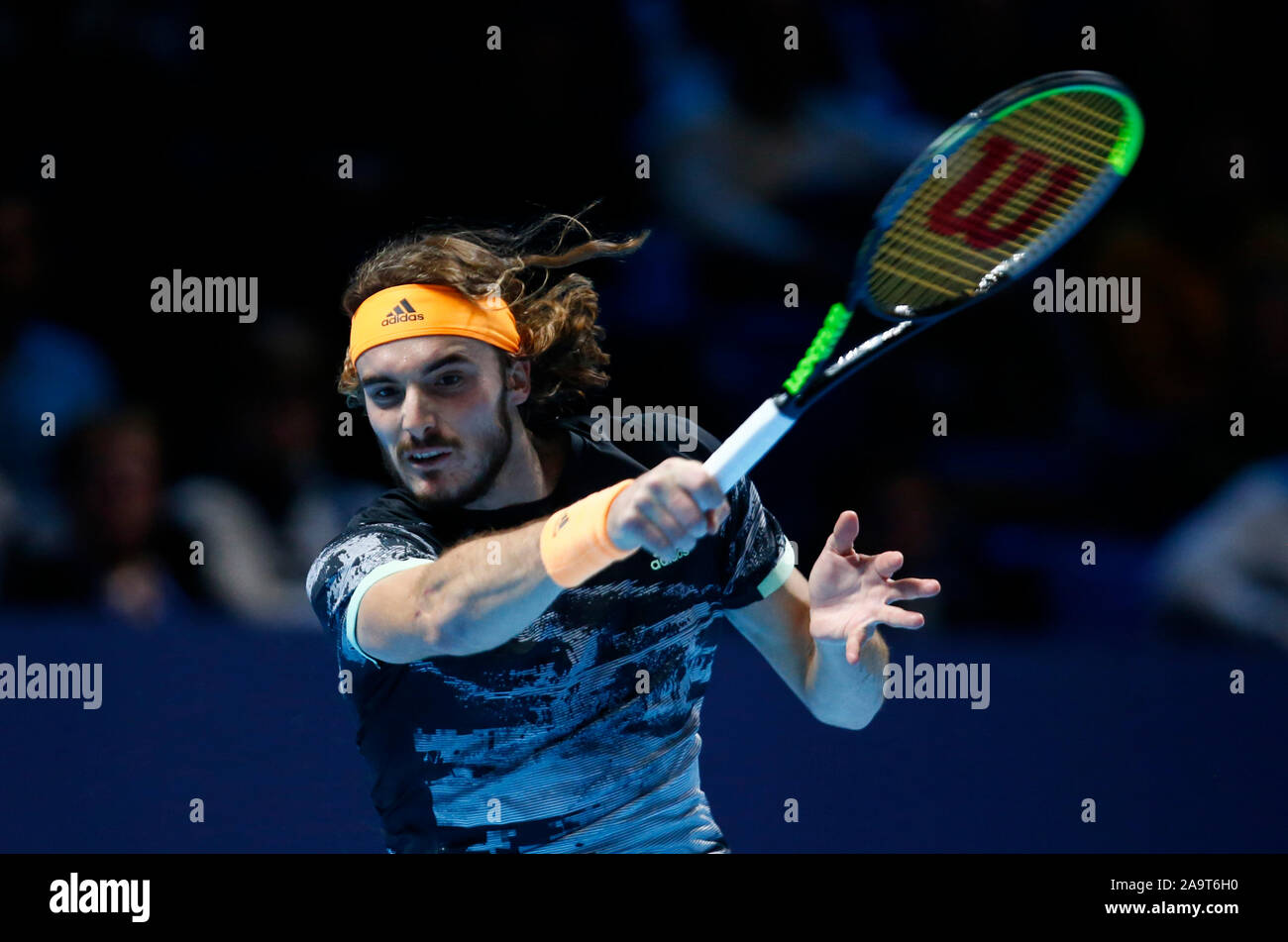 Londra, Regno Unito. Novembre 17 Stefanos Tsitsipas (GRE) durante in azione durante il campionato Singles match finale Dominic Thiem (AUT) contro Stefanos Tsitsipas (GRE) Internazionali di Tennis - Nitto ATP World Tour Finals Giorno 8 - Martedì 17 Novembre 2019 - O2 Arena - Londra Credit: Azione Foto Sport/Alamy Live News Foto Stock