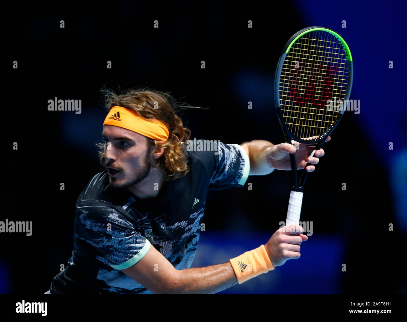 Londra, Regno Unito. Novembre 17 Stefanos Tsitsipas (GRE) durante in azione durante il campionato Singles match finale Dominic Thiem (AUT) contro Stefanos Tsitsipas (GRE) Internazionali di Tennis - Nitto ATP World Tour Finals Giorno 8 - Martedì 17 Novembre 2019 - O2 Arena - Londra Credit: Azione Foto Sport/Alamy Live News Foto Stock