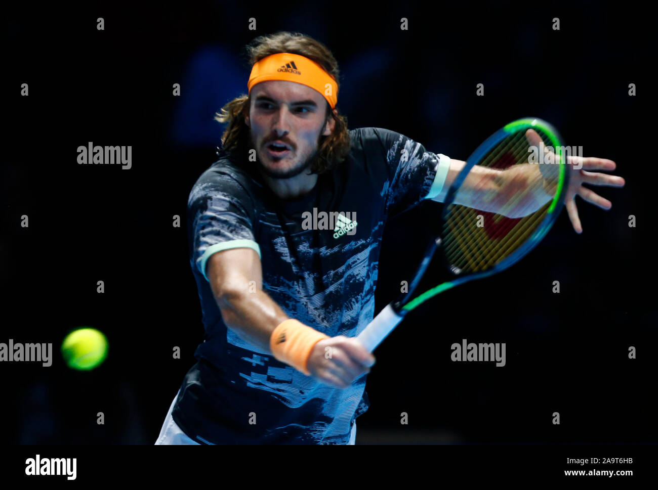 Londra, Regno Unito. Novembre 17 Stefanos Tsitsipas (GRE) durante in azione durante il campionato Singles match finale Dominic Thiem (AUT) contro Stefanos Tsitsipas (GRE) Internazionali di Tennis - Nitto ATP World Tour Finals Giorno 8 - Martedì 17 Novembre 2019 - O2 Arena - Londra Credit: Azione Foto Sport/Alamy Live News Foto Stock