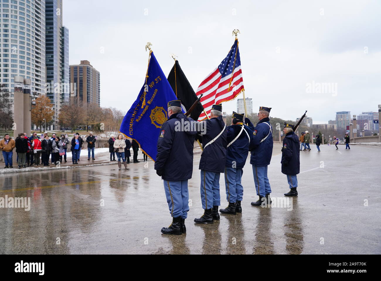 Molti veterani tutto Wisconsin venuto fuori ai veterani parata del giorno - onorare la nostra cerimonia militare servizio a Milwaukee County War Memorial. Foto Stock