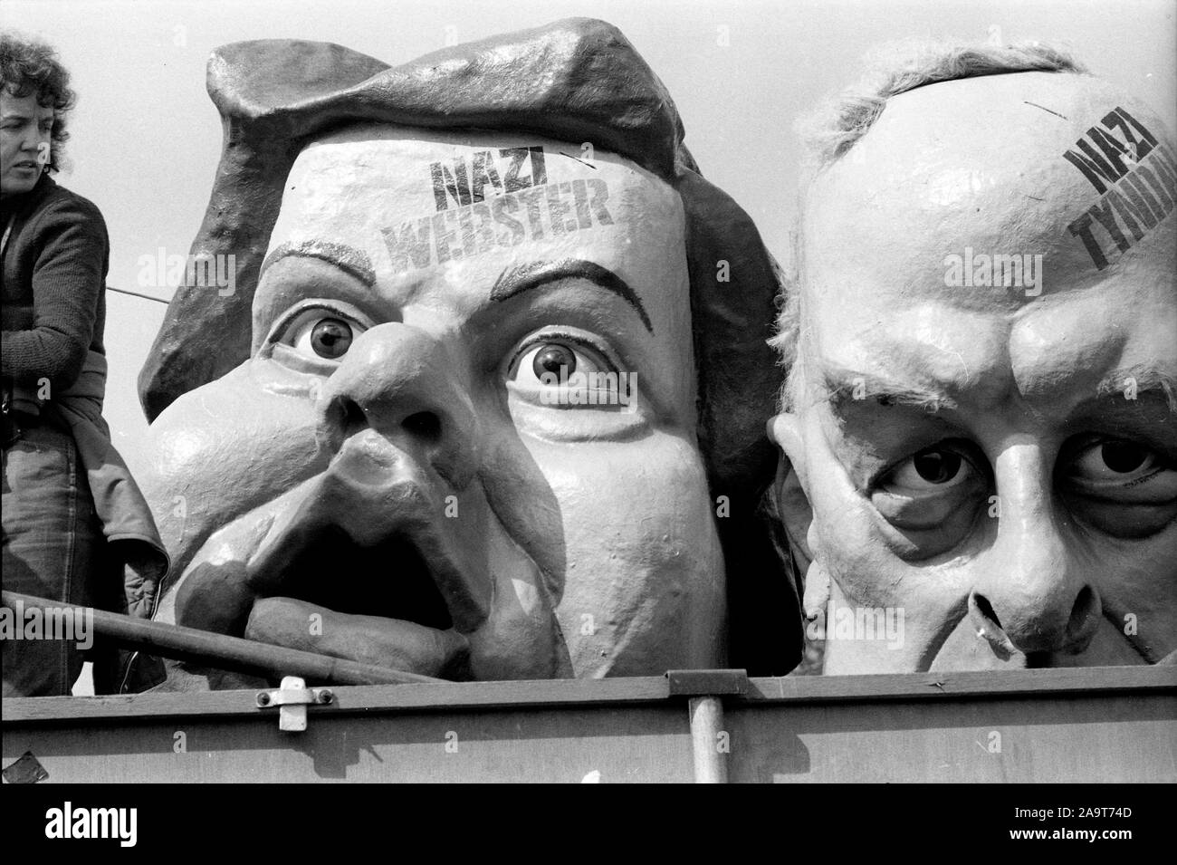 Anti Nazi League rally a Londra nel 1978 con effigi di Martin Webster e John Tyndall del Fronte nazionale Foto Stock