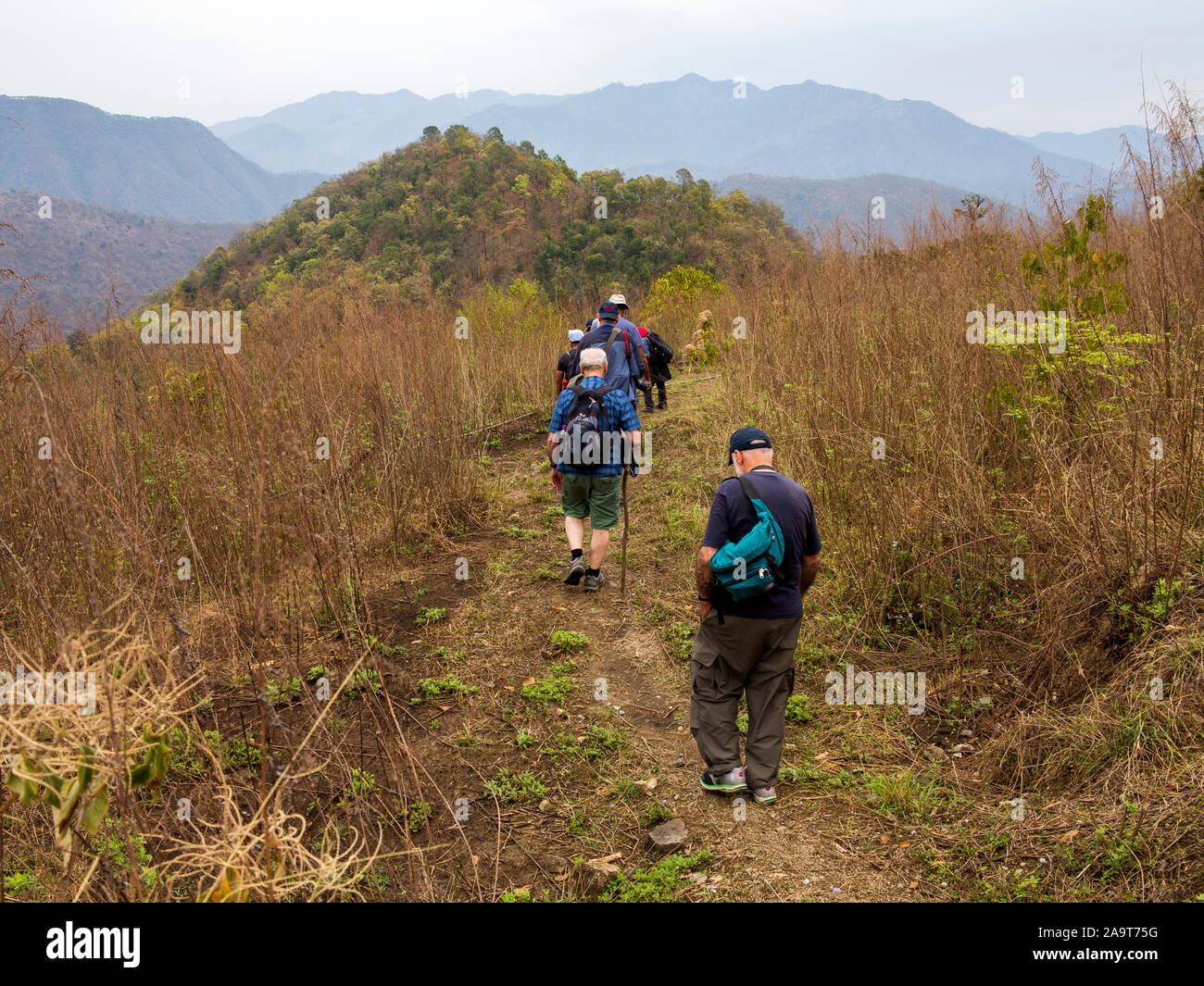 Passeggiate attraverso la abbandonata) Percorrere village, reso famoso da Jim Corbett nel libro maneaters del Kumaon, Kumaon Hills, Uttarakhand, India Foto Stock