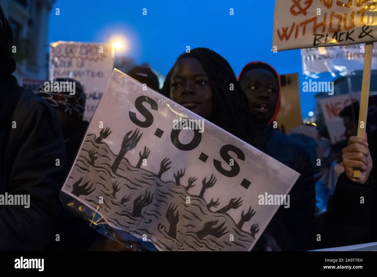 Madrid, Spagna. 17 Novembre, 2019. Una donna con un cartellone di protesta durante una manifestazione contro il razzismo. I dimostranti chiedono le politiche contro il razzismo e la xenofobia come di estrema destra di partiti come Vox sono aumentate negli ultimi generale spagnolo elezioni. Credito: Marcos del Mazo/Alamy Live News Foto Stock