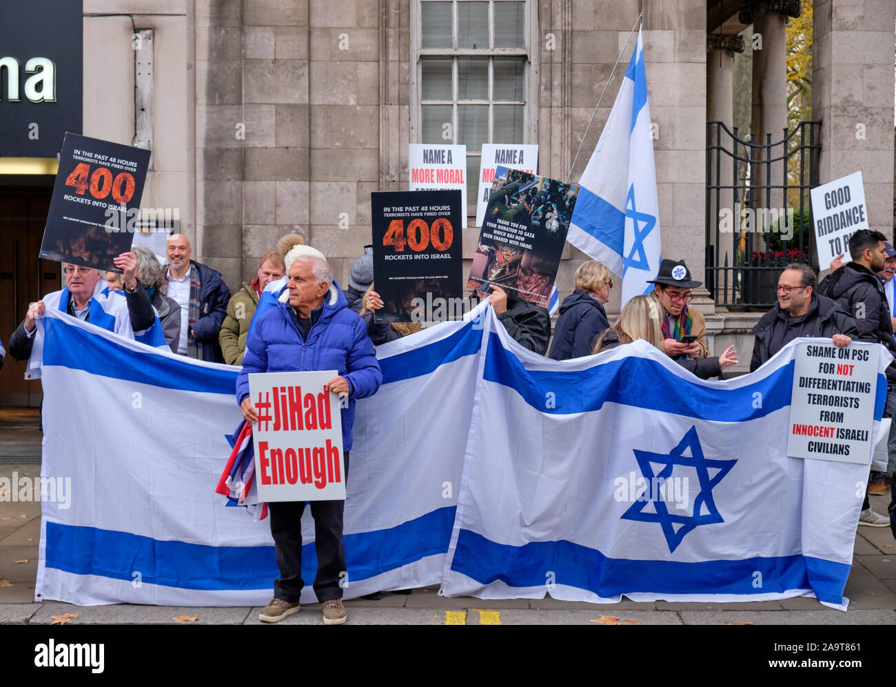 Dimostrando israeliano di fronte alla loro Ambasciata in risposta alle proteste da parte palestinese attraverso la strada Foto Stock