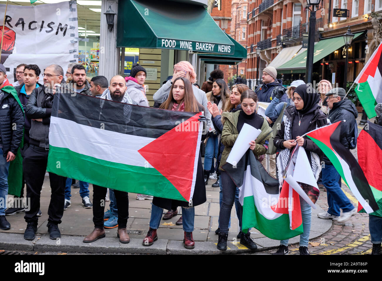 Protesta palestinese di fronte all ambasciata israeliana a Londra in seguito a recenti raid rivendicazione hanno ucciso molti civili in Palestina Foto Stock