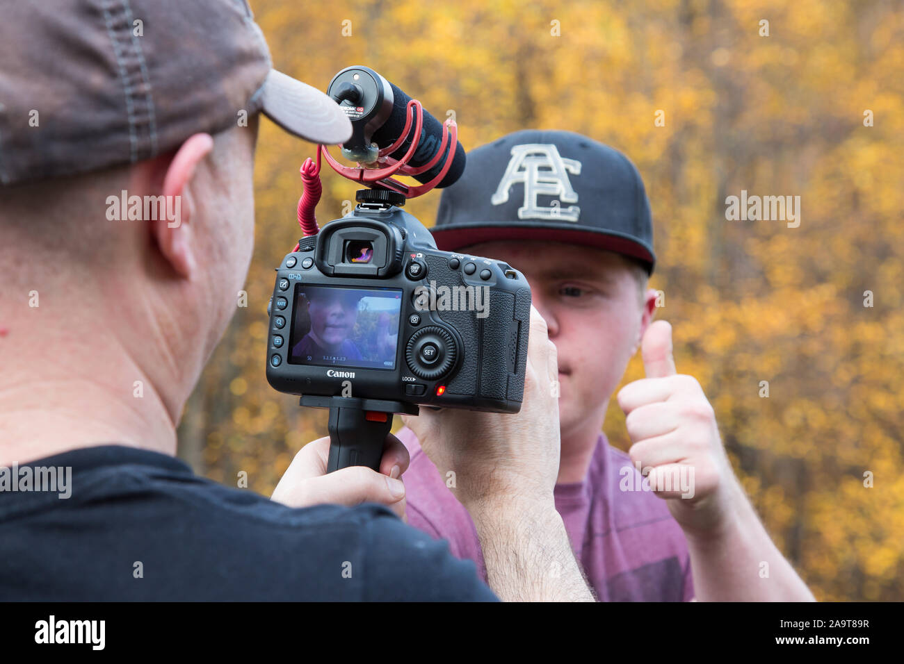 Oliver Hellowell fotografo con la sindrome di Down filmata mentre nel Tennessee nel novembre 2017 di fotografare i colori dell'Autunno / COLORI Foto Stock