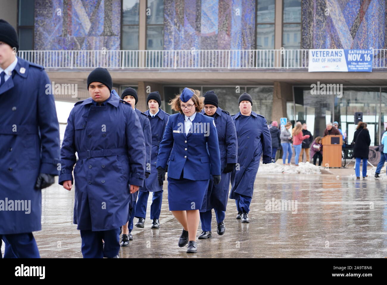 Molti veterani tutto Wisconsin venuto fuori ai veterani parata del giorno - onorare la nostra cerimonia militare servizio a Milwaukee County War Memorial. Foto Stock
