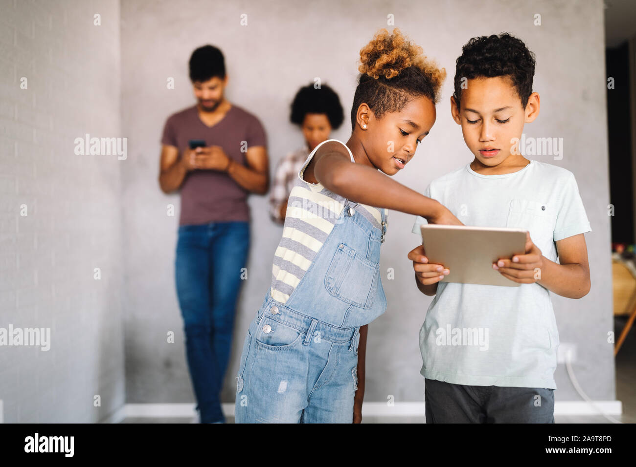 Condivisione in famiglia vi privacy i dati utilizzando i dispositivi digitali, telefoni, compresse Foto Stock