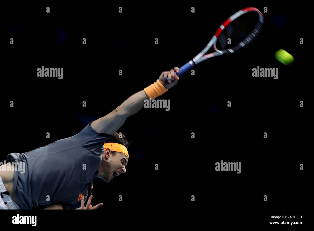 Arena. Londra, Regno Unito. 17 Nov, 2019. Nitto tennis ATP Finals; Dominic Thiem (Austria) serve a Stefanos Tsitsipas (Grecia) - Editoriale usare carte di credito: Azione Plus sport/Alamy Live News Foto Stock