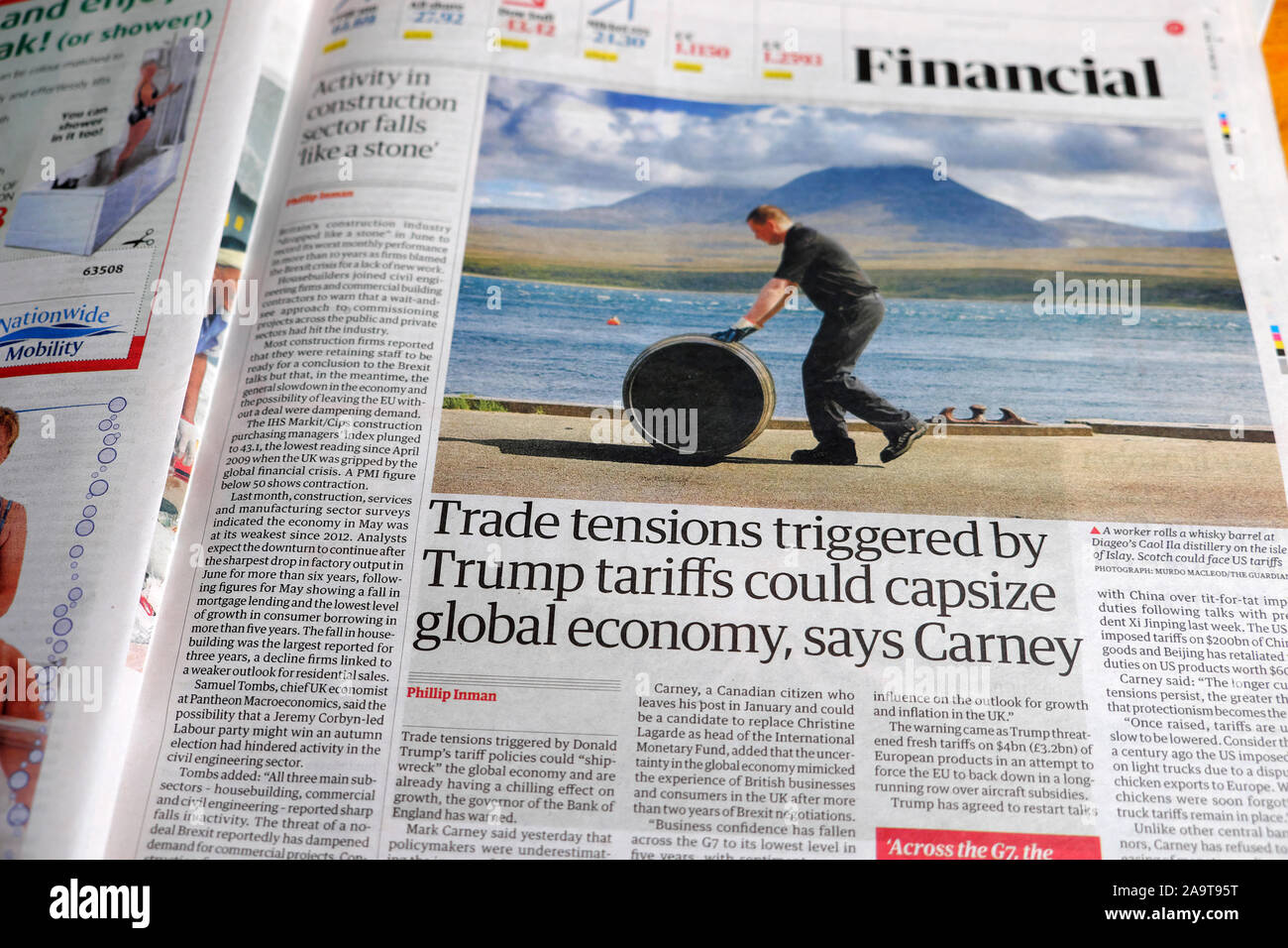 "Le tensioni commerciali innescato da Trump tariffe doganali potrebbe capovolgersi economia globale, dice Carney' quotidiano Guardian articolo finanziario nel luglio 2019 LONDON REGNO UNITO Foto Stock