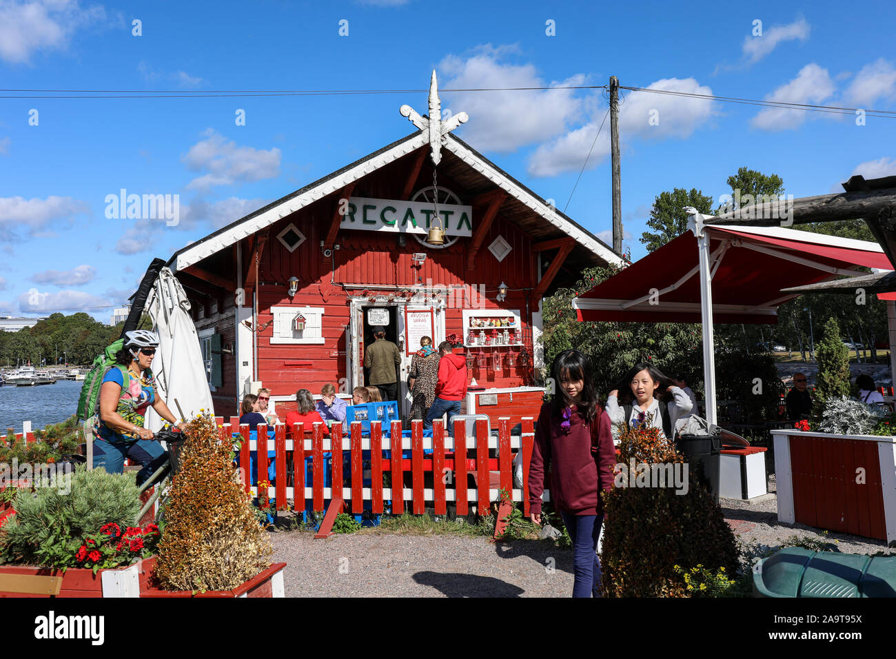 Cafe regata, un piccolo rosso log cabin café dal mare a Helsinki in Finlandia Foto Stock