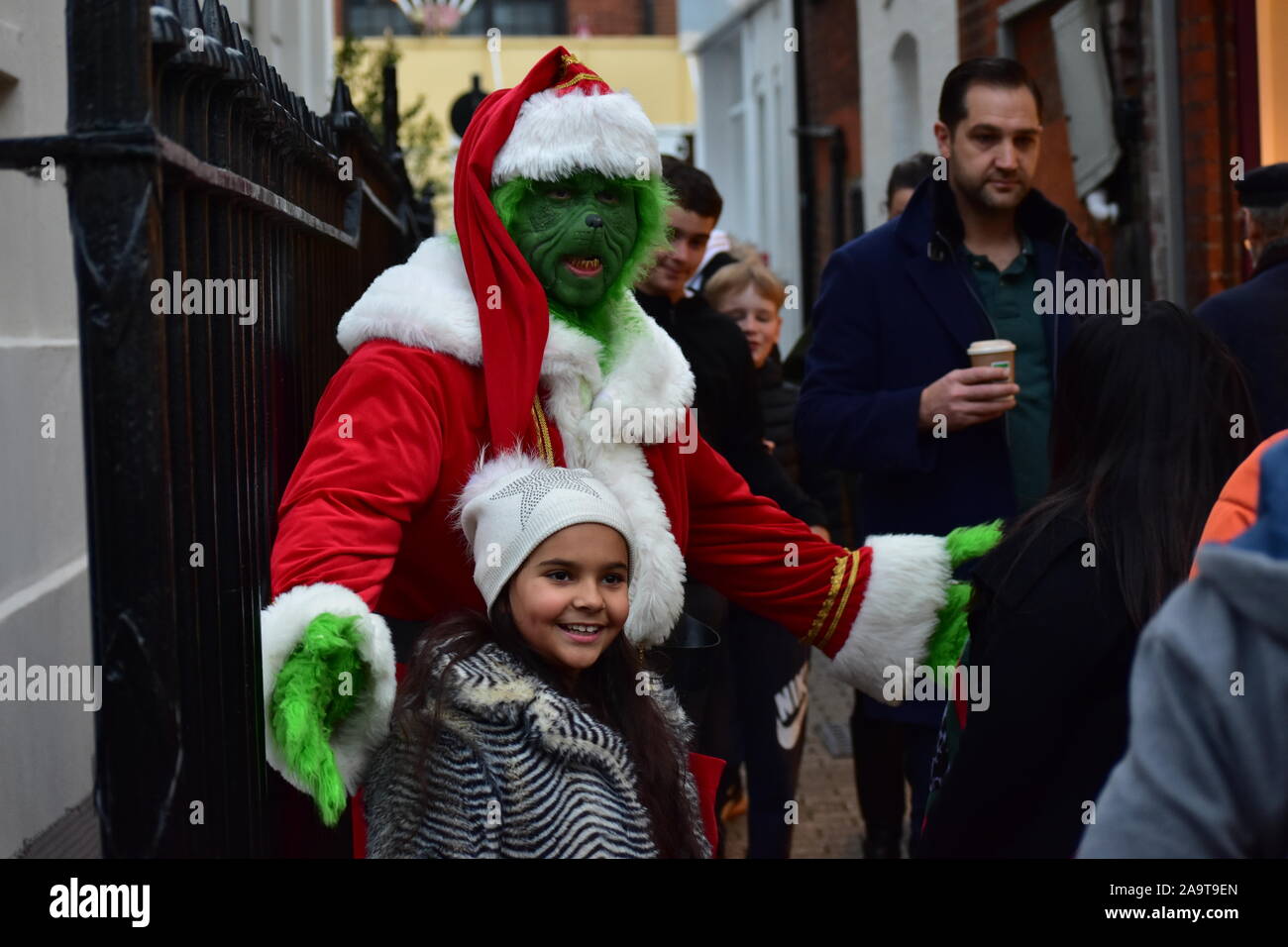 Natale Grinch come Santa Posa per una foto in strada Foto Stock