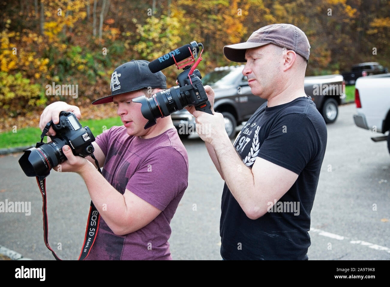 Oliver Hellowell fotografo con la sindrome di Down filmata mentre nel Tennessee nel novembre 2017 di fotografare i colori dell'Autunno / COLORI Foto Stock