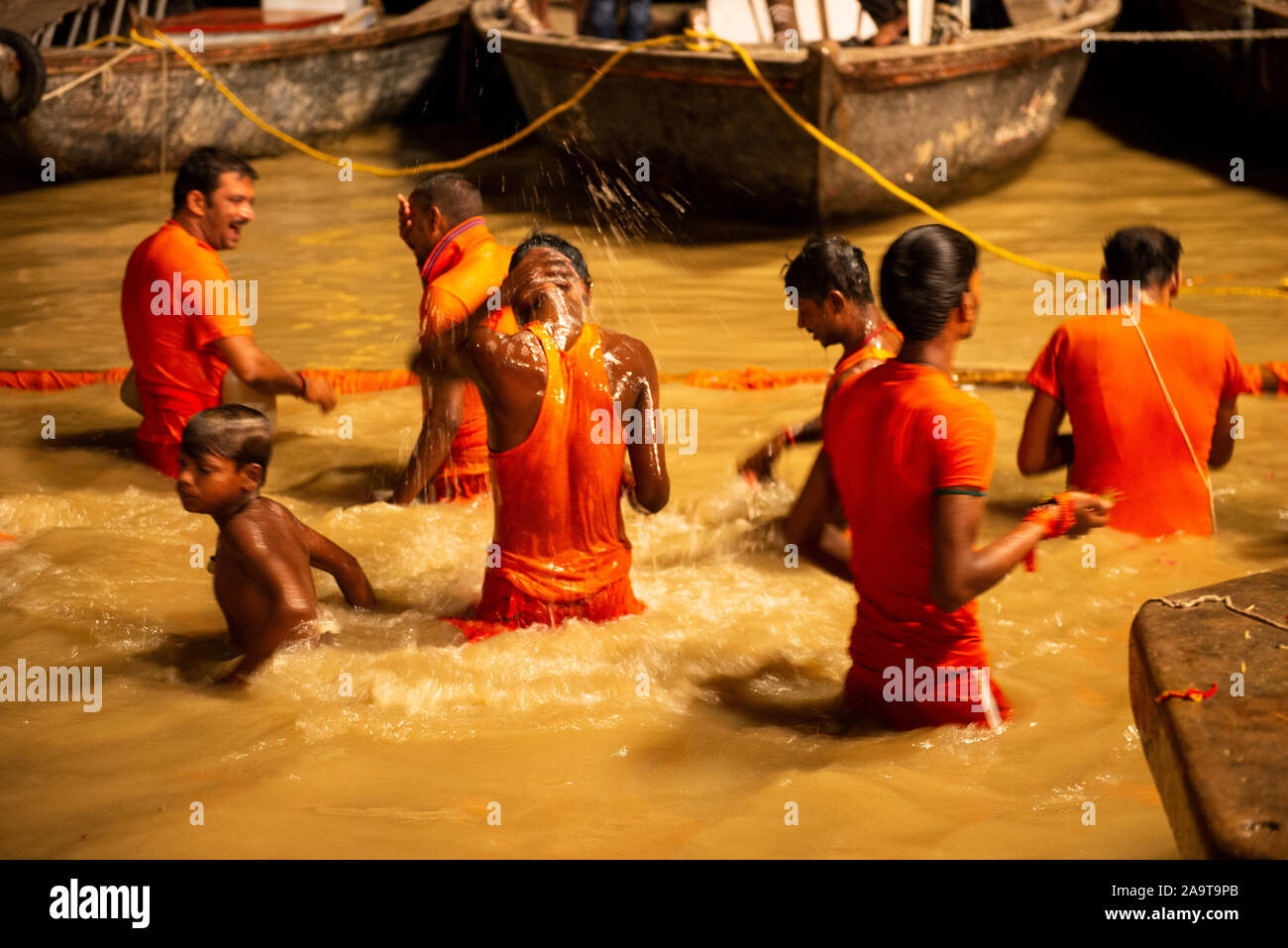 I seguaci della dea Shiva la balneazione nel fiume sacro Gange Foto Stock