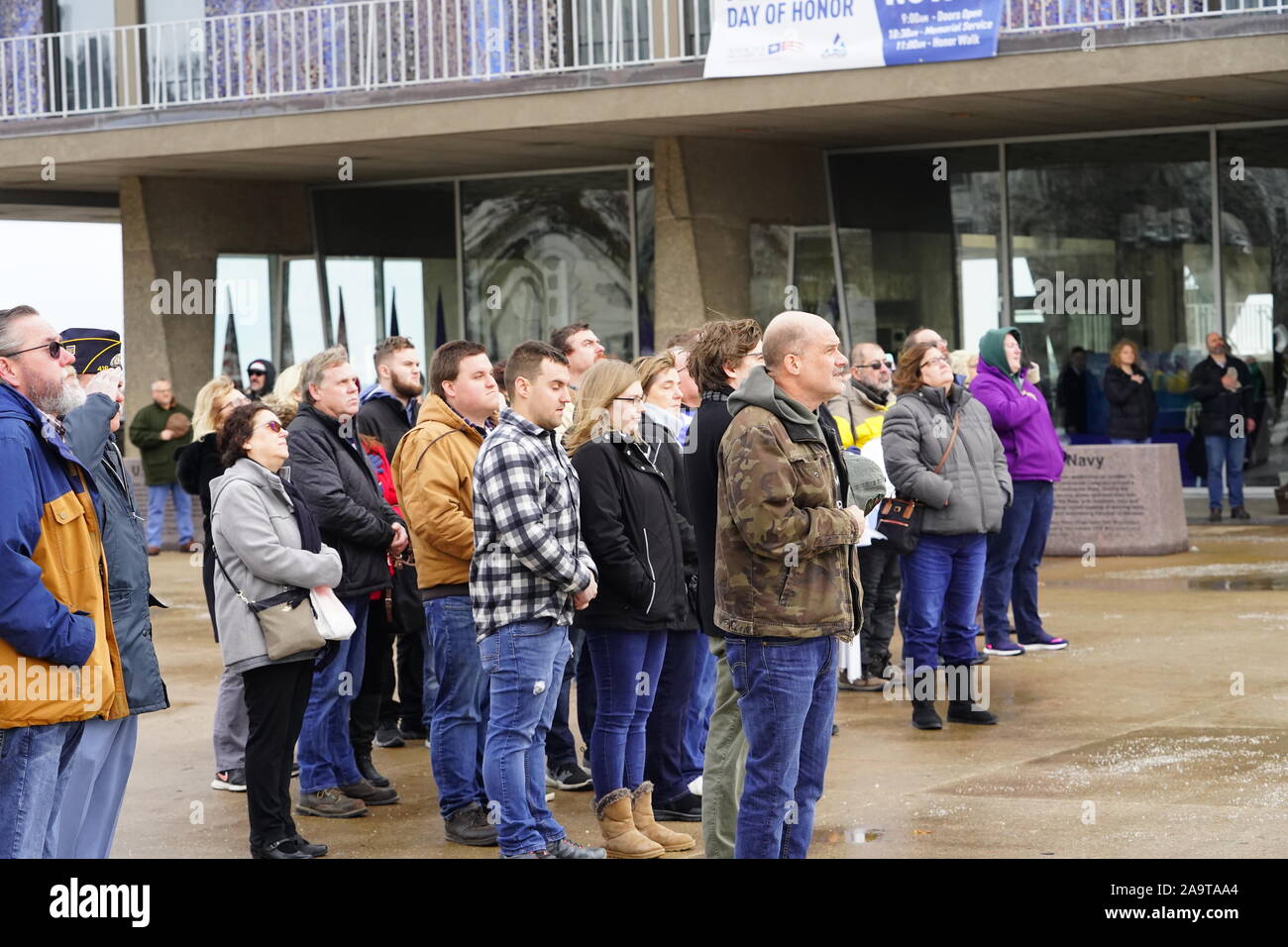 Molti veterani tutto Wisconsin venuto fuori ai veterani parata del giorno - onorare la nostra cerimonia militare servizio a Milwaukee County War Memorial. Foto Stock