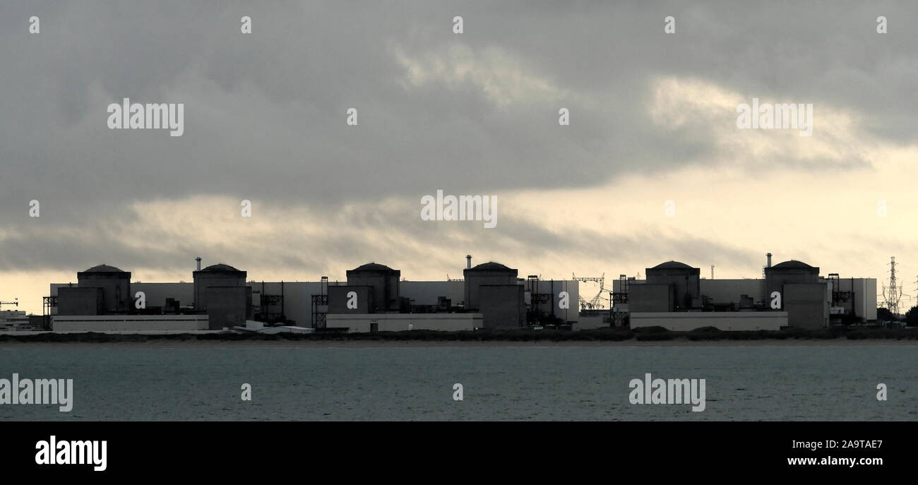 AJAXNETPHOTO. Settembre, 2019. GRAVELINES, Francia. - Centrali nucleari - visto dal canale. CENTRALE NUCLÉAIRE DE GRAVELINES IN NORD PAS DE CALAIS SULLA COSTA TRA DUNKERQUE E CALAIS.foto:JONATHAN EASTLAND/AJAX REF:GX8 192609 20526 Foto Stock