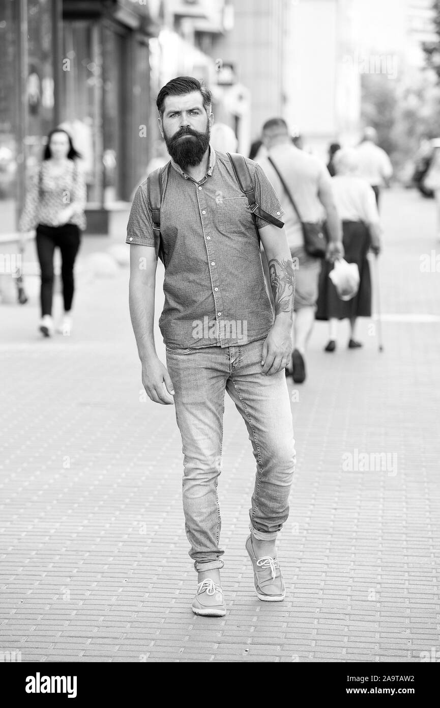 Guy esplorare la città. Turismo confortevole. La vacanza estiva. Concetto di sightseeing. Zaino per il viaggio urbano. Hipster indossando uno zaino strada urbana dello sfondo. Uomo Barbuto viaggiare con lo zaino. Foto Stock