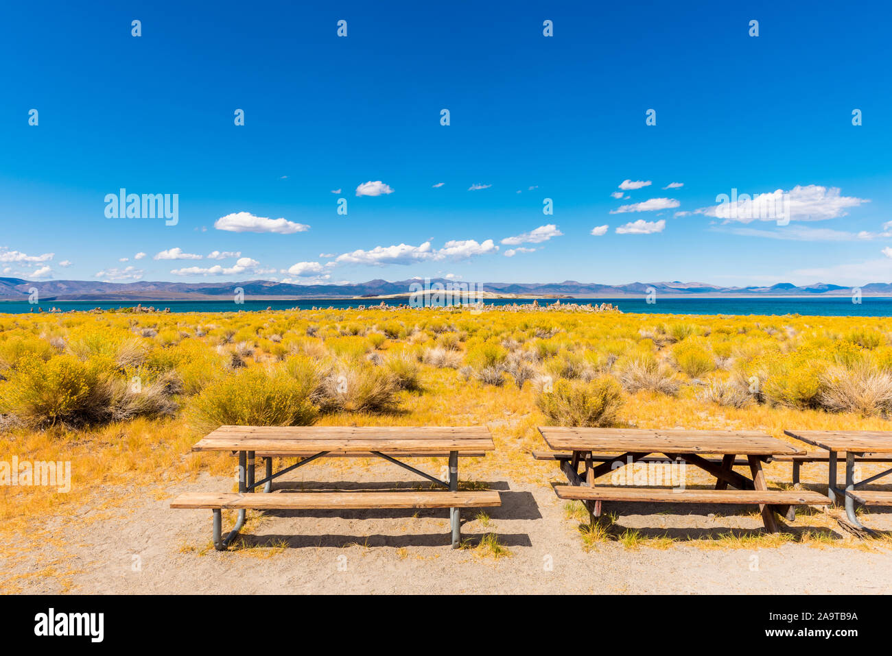 Tavoli da pic-nic nei pressi del lago Mono California USA Foto Stock