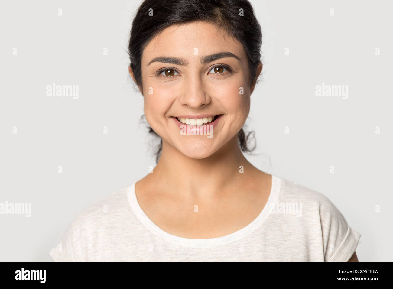 Colpo alla testa ritratto bella ragazza indiana con sorriso sano Foto Stock