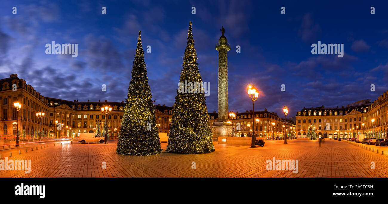 Vista panoramica di Place Vendome con alberi di Natale al crepuscolo. In centro la Colonna Vendome con la statua di Napoleone. Parigi, Francia Foto Stock