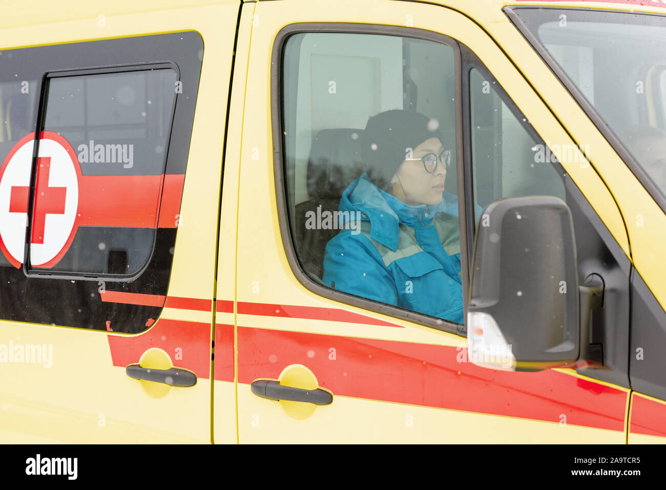Giovani femmine paramedico in fretta uniforme per la persona malata in ambulanza Foto Stock