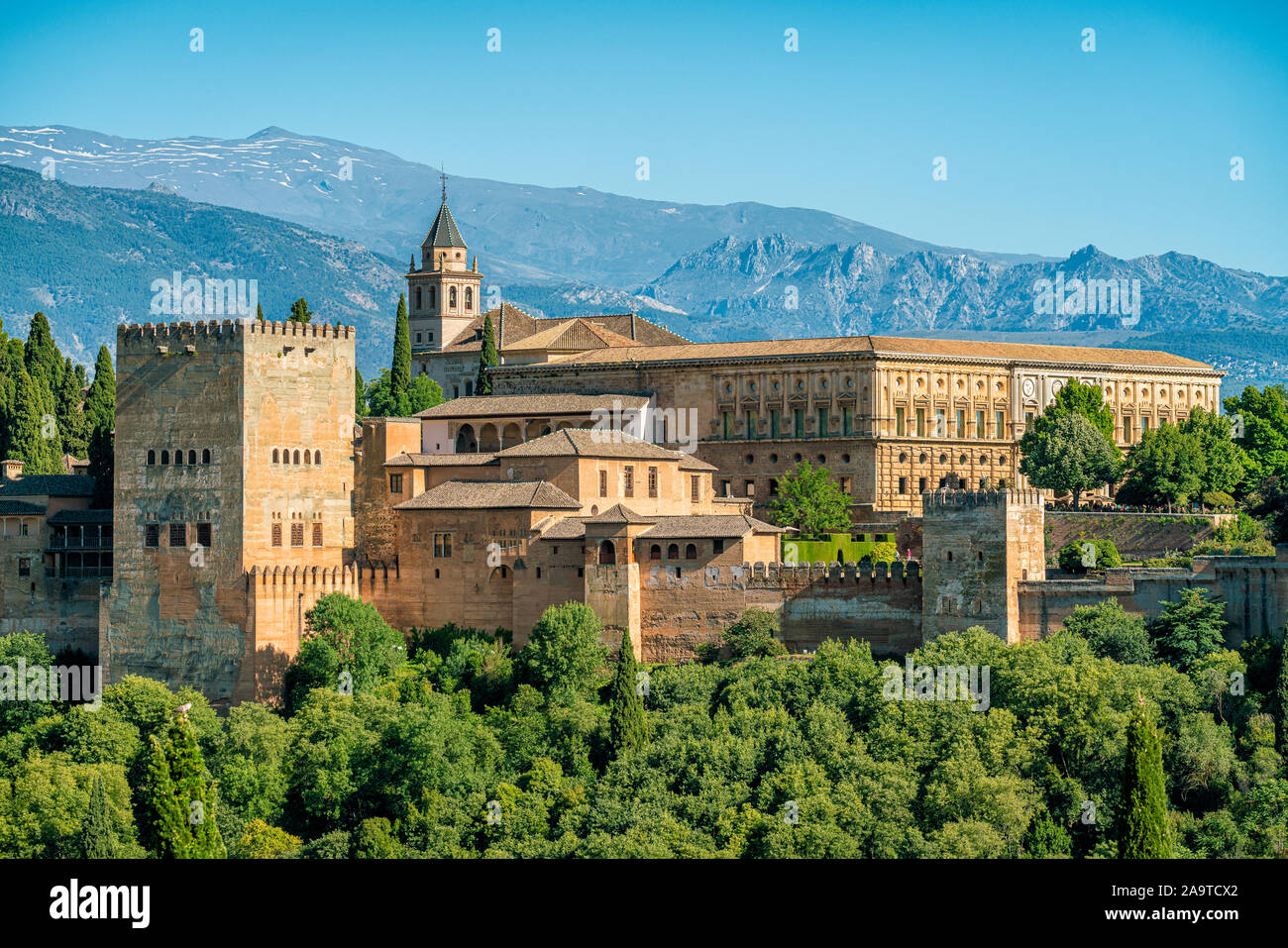 Vista panoramica del Palazzo dell'Alhambra di Granada Come si vede Dal Mirador San Nicolas. Andalusia, Spagna. Foto Stock