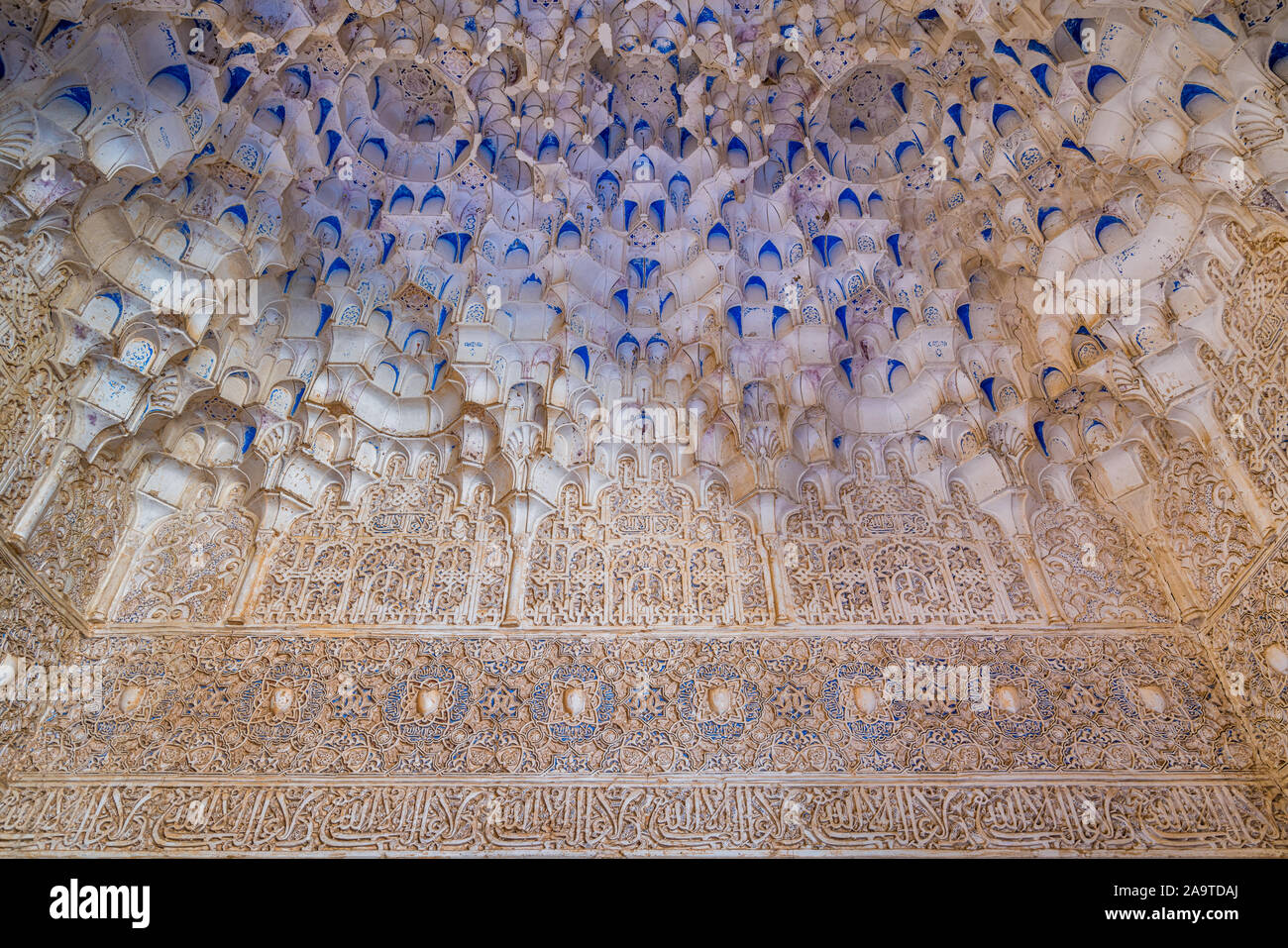 Finemente decorata cupola del palazzo dell'Alhambra di Granada. Andalusia, Spagna. Foto Stock