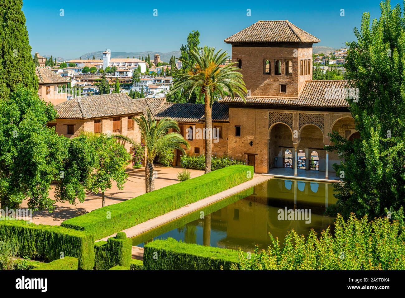 Vista panoramica con il palazzo di Alhambra e del quartiere Albaicin di Granada. Andalusia, Spagna. Foto Stock