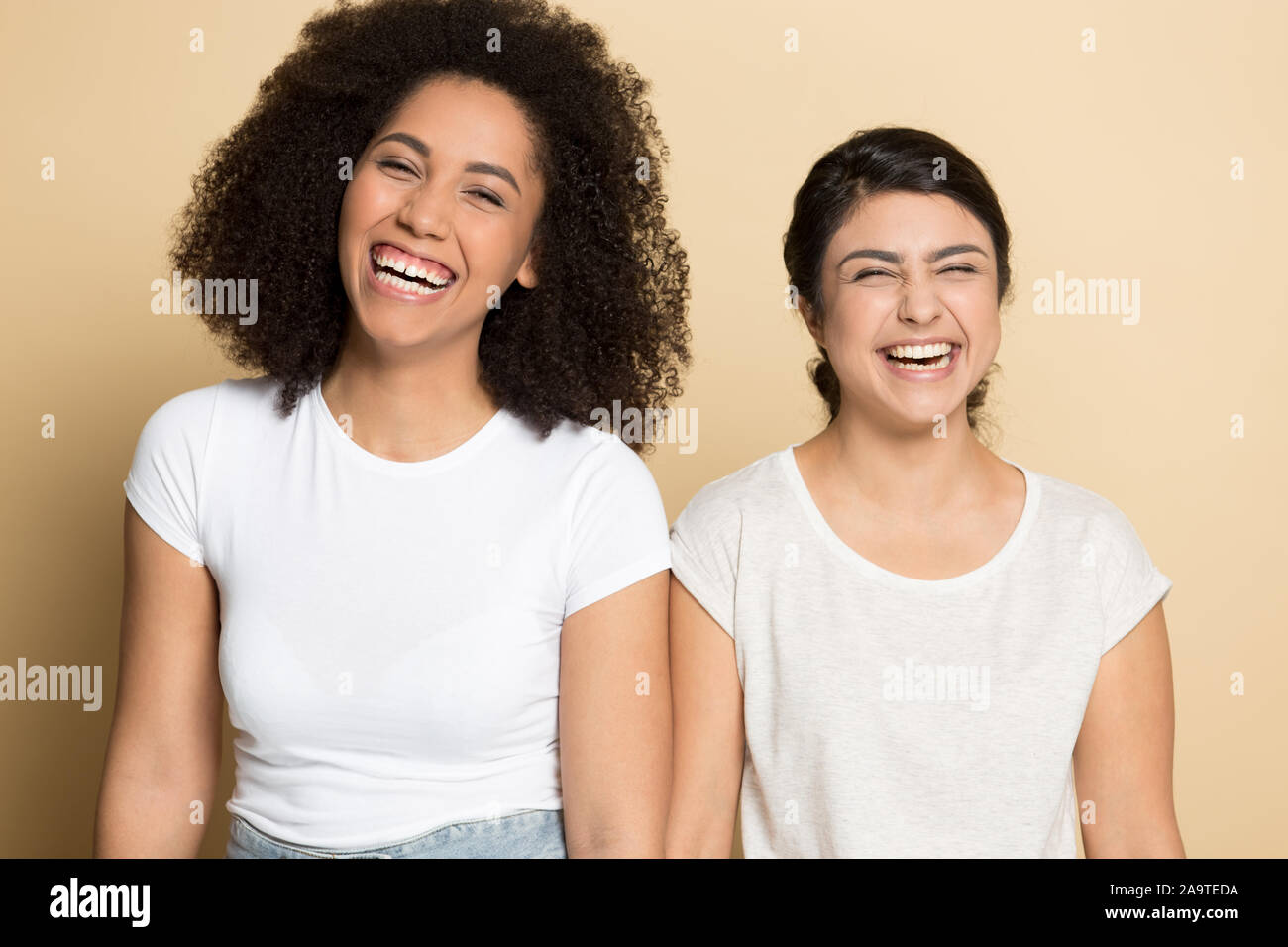 Felice diverse belle ragazze ridono, divertirsi insieme Foto Stock