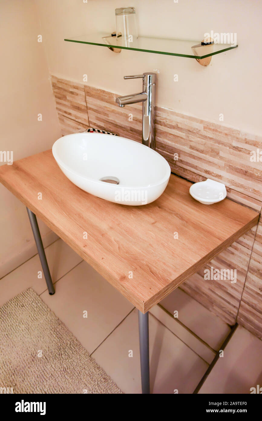 AGRIGENTO, Italia - Ott 13TH 2019: elegante il lavandino in bagno moderno a Hotel Del Viale. Foto Stock