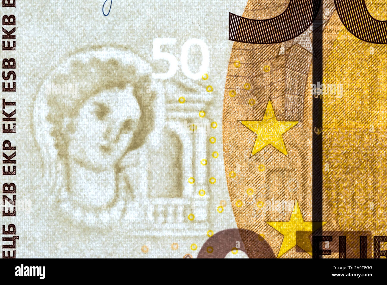Filigrana su una banconota da 50 euro macro close-up. Traslucido 50 di  banconote in euro con filigrane visibili Foto stock - Alamy